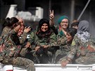 Kurdské bojovnice v ulicích Rakká (17. íjna 2017)