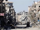 Pohled do rozbombardovaných ulic Rakká (17. íjna 2017)