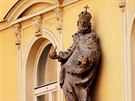 Restaurovaná socha Karla IV. na prelí budovy mstské knihovny v karlovarské...