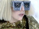 Lady Gaga ve videu k singlu Bad Romance (2009)