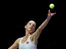Tenistka Karolína Plíková podává v úvodním duelu Turnaje mistry v Singapuru.