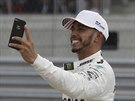 Britský pilot Lewis Hamilton si před startem Velké ceny USA pořizuje selfie.