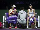 Tenistka Martina Hingisová (vpravo) po boku Chan Yung-jan v semifinále tyhry...