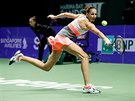 Tenistka Karolína Plíková returnuje bhem semifinále Turnaje mistry.