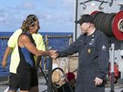 Zástupce velitele Gary Wise vítá Jennifer Appelovou na palubě USS Ashland (25....