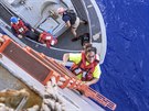 Tasha Fuiavová po záchraně šplhá na americkou loď USS Ashland (25. října 2017).