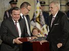 Bývalý nmecký kanclé Gerhard Schröder pevzal od eského prezidenta Miloe...
