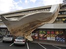 Silný vítr poškodil střechu budovy nad nákupním střediskem Billa v Kounicově...