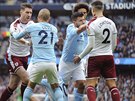 Potyka hrá Manchesteru City (v modrém) a Burnley