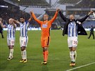 Hrái Huddersfieldu slaví výhru nad Manchesterem United.