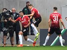 Jonathas z Hannoveru slaví promnnou penaltu proti Dortmundu.