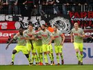 Hrái Kolína nad Rýnem slaví gól v síti Leverkusenu.