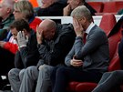 Trenér Arsenalu Arsene Wenger neví svým oím poté, co jeho tým inkasoval od...