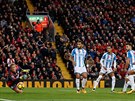 Gólman Huddersfieldu Jonas Lössl vychytává penaltu Salaha z Liverpoolu.