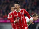Mnichovský James Rodriguez se raduje z gólu Bayernu v síti Lipska.