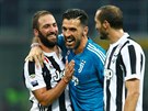 Gólman Juventusu Gianluigi Buffon (v modrém) slaví se spoluhrái výhru nad AC...