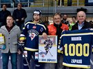 Ústecký Jaroslav Roubík pebírá dres k jubilejnímu utkání íslo 1000 v 1. lize.