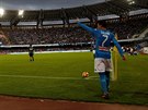 Jose Callejon z Neapole se pipravuje k zahrání rohového kopu.