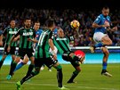 Marek Hamík v modrém dresu Neapole elí pesile hrá týmu US Sassuolo Calcio.
