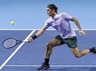Roger Federer dobíhá míek.
