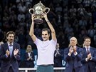Roger Federer si uívá ovace s trofejí pro vítze tenisového turnaje v Basileji.