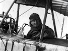 Letec Otto Jindra v pilotním kokpitu pozorovacího letounu