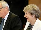 Theresa Mayová a Jean-Claude Juncker na summitu EU (20. íjna 2017)