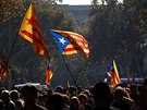 Ped katalánským parlamentem se seli demonstranti, aby podpoili nezávislost...