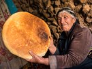 Velký kruhový chleba se pee mezi dvma plechy, které jsou s chlebovým tstem...