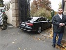 Limuzína s Andrejem Babiem projídí bránou zámku v Lánech. Pedseda hnutí ANO...