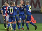 Fotbalisté Jihlavy se radují z vedoucího gólu v pohárovém utkání proti Slavii.
