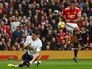 Antonio Valencia z Manchesteru United stílí v utkání anglické fotbalové ligy...