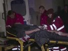Záchranái v Kyjev pomáhají zranným po útoku na poslance Ihora Mosijuka (25....