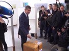 Andrej Babi ve volební místnosti