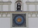 Na zlaté slunce na fasádě Staré radnice se obyvatelé Brodu dívají se smíšenými...