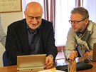 Havl��kobrodsk� starosta Jan Tecl (uprost�ed) sledoval s��t�n� hlas� v...