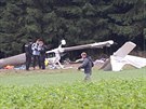 Letadlo se ztilo na louku u lesa, po dopadu se pevrtilo na kokpit. Dv...