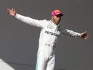 Lewis Hamilton bláznivě oslavuje triumf ve Velké ceně USA.