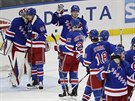 Hokejisté New York Rangers se radují z vítzství, pochvaly sbírá branká Ondej...