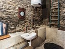 Letmý pohled do koupelny odhalí mohutnou podezdívku a originální vodovodní...