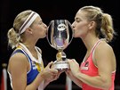 eská tenistka Andrea Hlaváková (vlevo) a Timea Babosová z Maarska líbají...