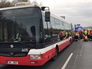 Ranní dopravu na Jiní spojce zkomplikoval pokozený autobus MHD (24.10.2017)