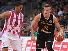 Malcolm Hill (vlevo) z Telekomu Bonn brání Vincenta Kesteloota z Ostende.