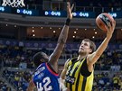 Jan Veselý (vpravo) z Fenerbahce Istanbul zakonuje pes Bryanta Dunstona z...