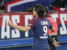 Edinson Cavani z Paris-Saint-Germain slaví svj gól proti Nice.
