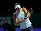 Francouzská tenistka Carolina Garciaová zahrává úder v prvním utkání ervené...