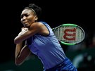 Amerianka Venus Williamsová sleduje svj úder na tenisovém Turnaji mistry.
