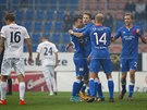 Slávistití fotbalisté objímají stelce gólu Milana kodu (v modrém druhý...