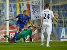 Slávista Mick van Buren (v modrém) slaví gól do sít Slovácka, v zeleném smutný...