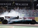 Lewis Hamilton projídí cílem Velké ceny Mexika.